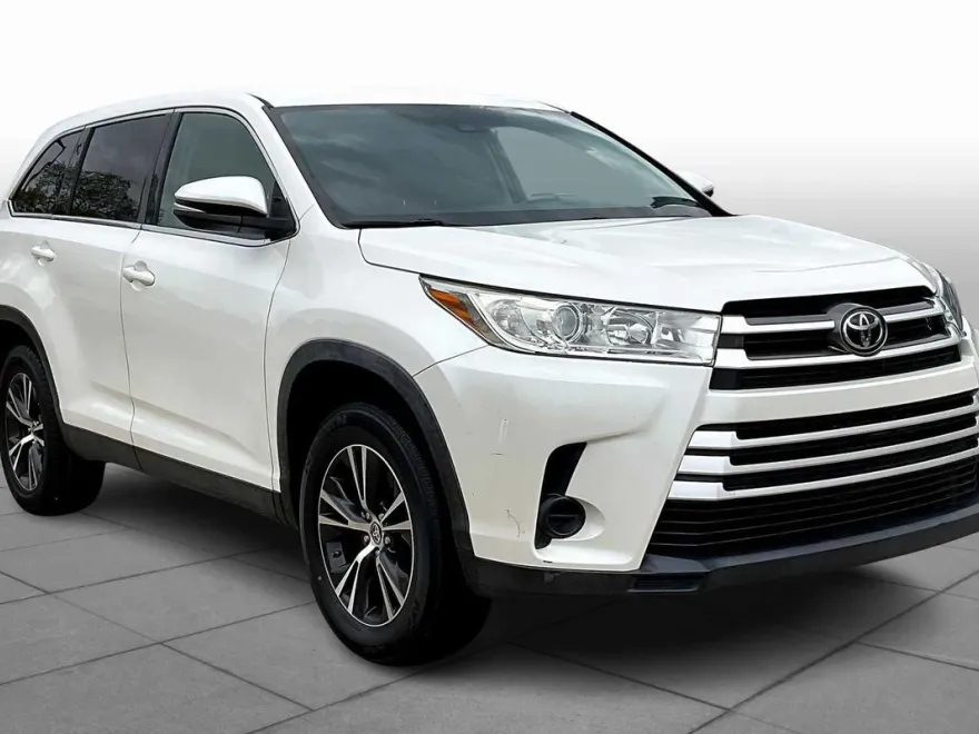 2019 Toyota Highlander LE photo 1