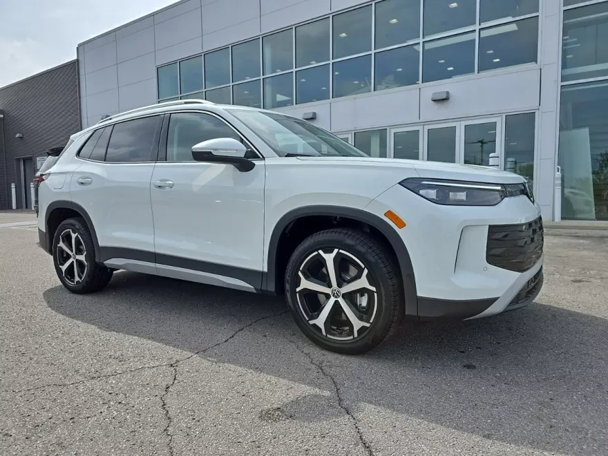 2025 Volkswagen Tiguan SE photo 1