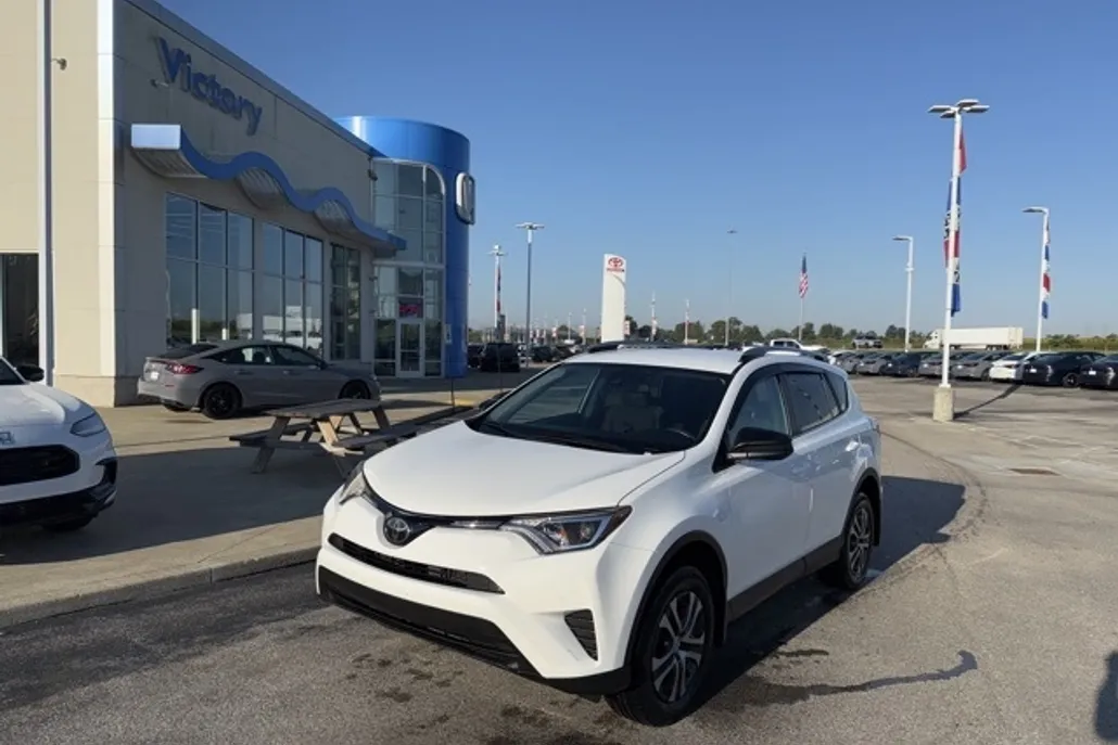 2018 Toyota RAV4 LE photo 1