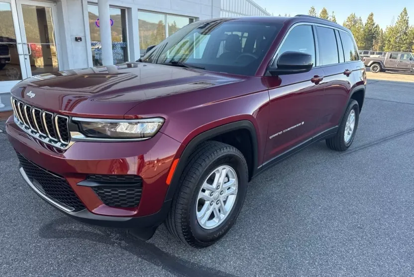 2024 Jeep Grand Cherokee Laredo photo 1