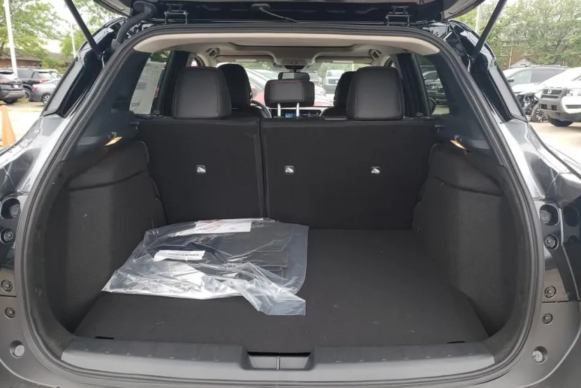 2025 Nissan Kicks SR photo 1