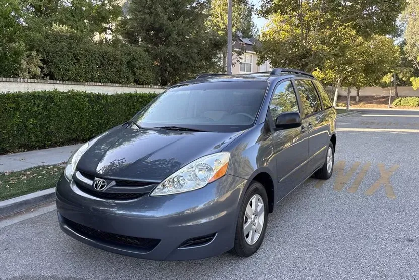 2010 Toyota Sienna photo 1