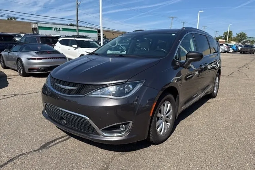 2018 Chrysler Pacifica Touring Plus photo 1
