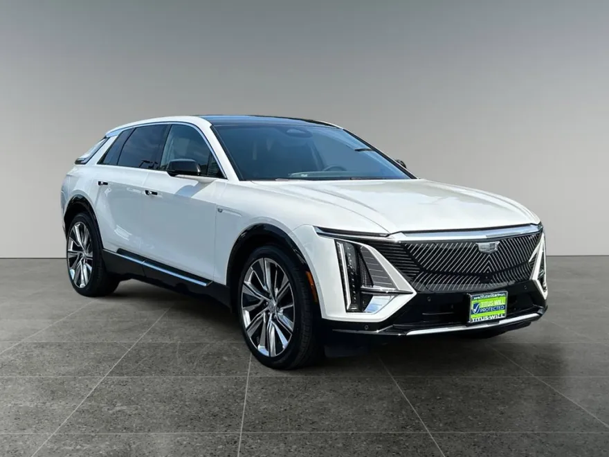 2025 Cadillac Lyriq Luxury photo 1