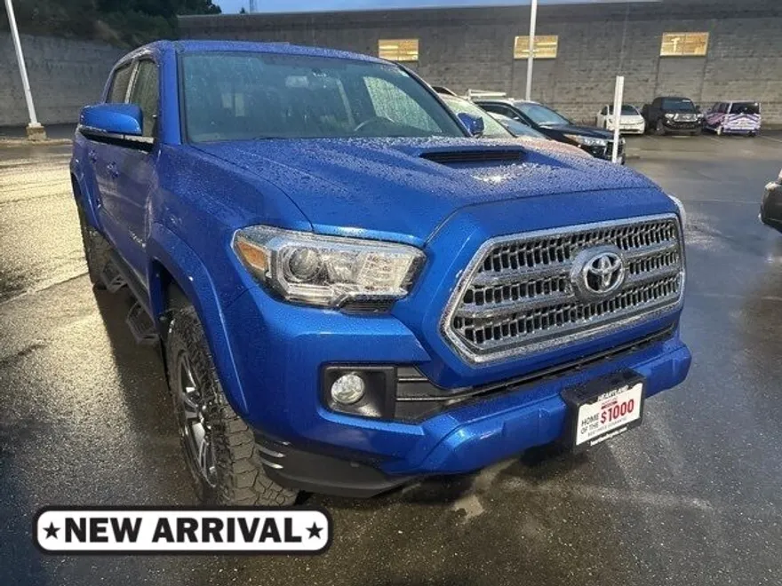 2017 Toyota Tacoma TRD Sport V6 photo 1