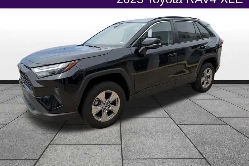 2023 Toyota RAV4 XLE photo 1