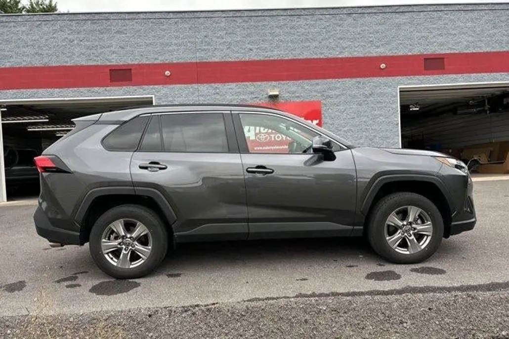 2023 Toyota RAV4 XLE photo 1