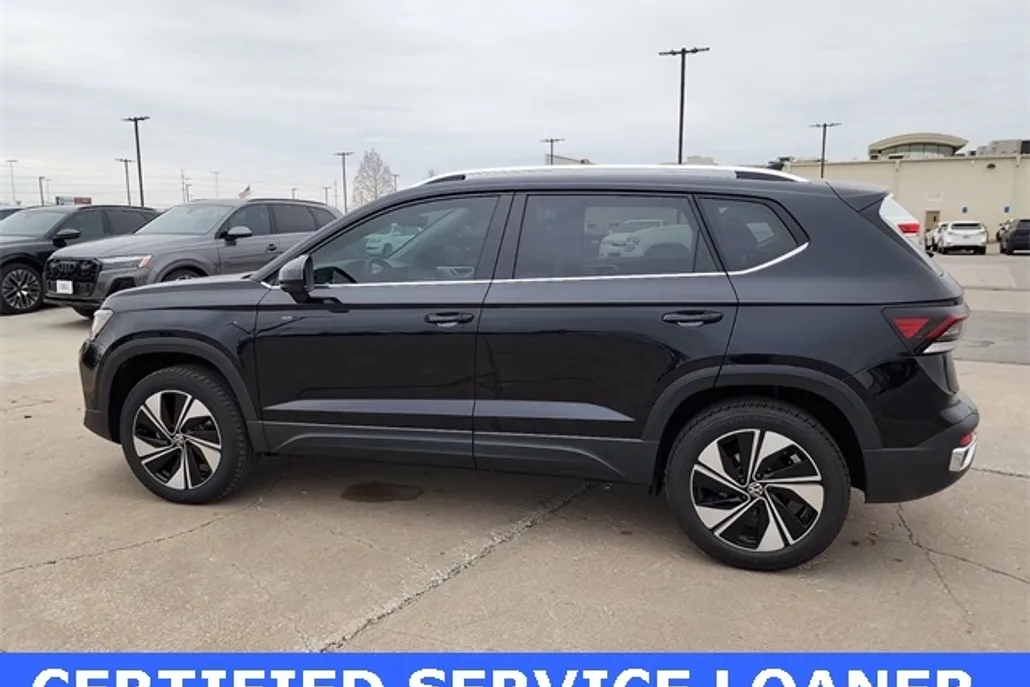 2025 Volkswagen Taos SE photo 1