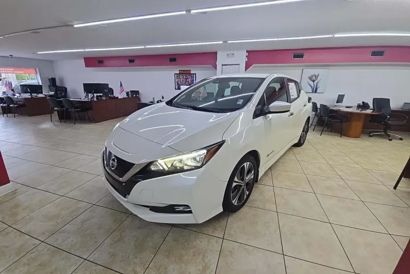2019 Nissan Leaf SV photo 1
