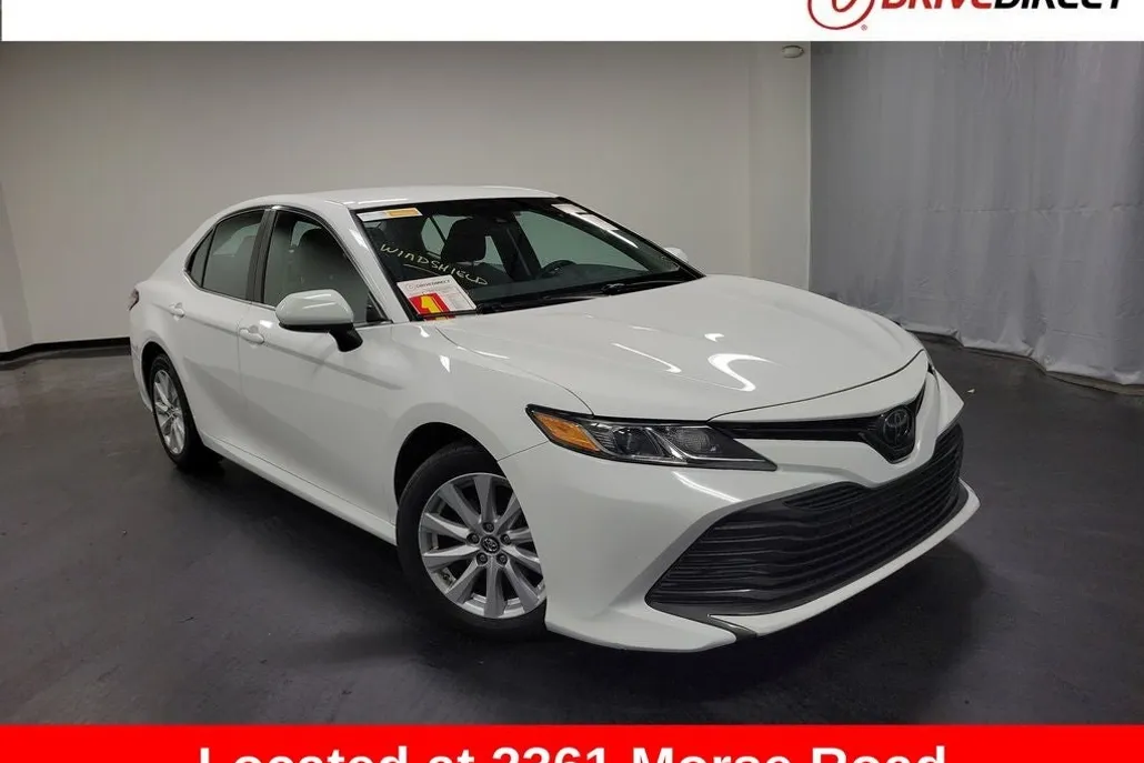 2018 Toyota Camry LE photo 1