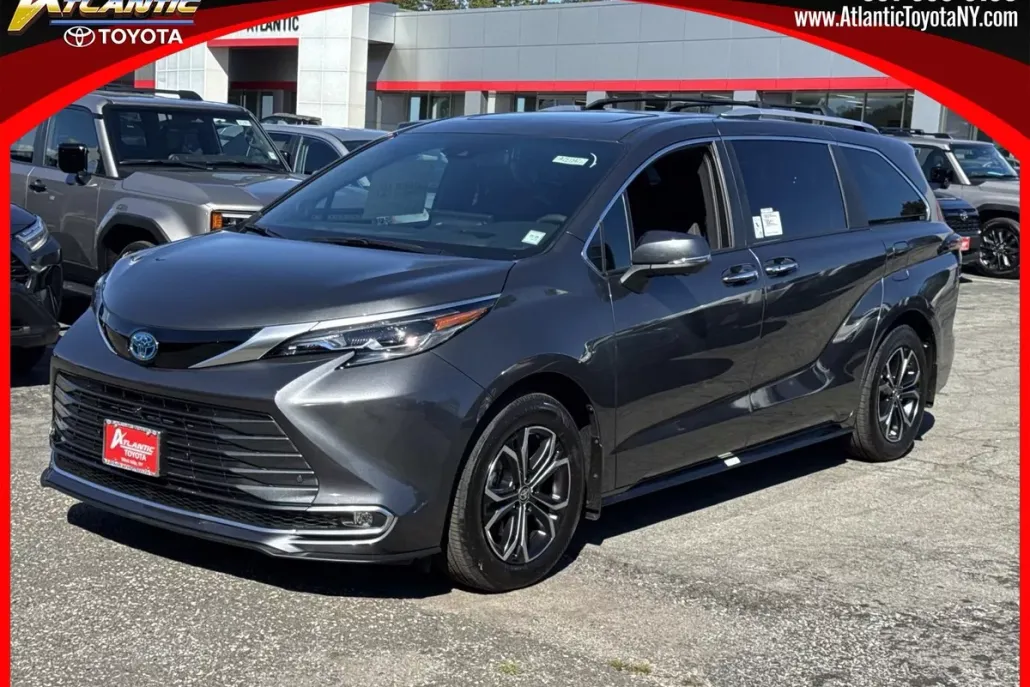 2025 Toyota Sienna Platinum photo 1