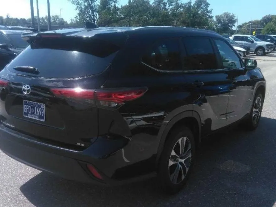 2023 Toyota Highlander XLE photo 1
