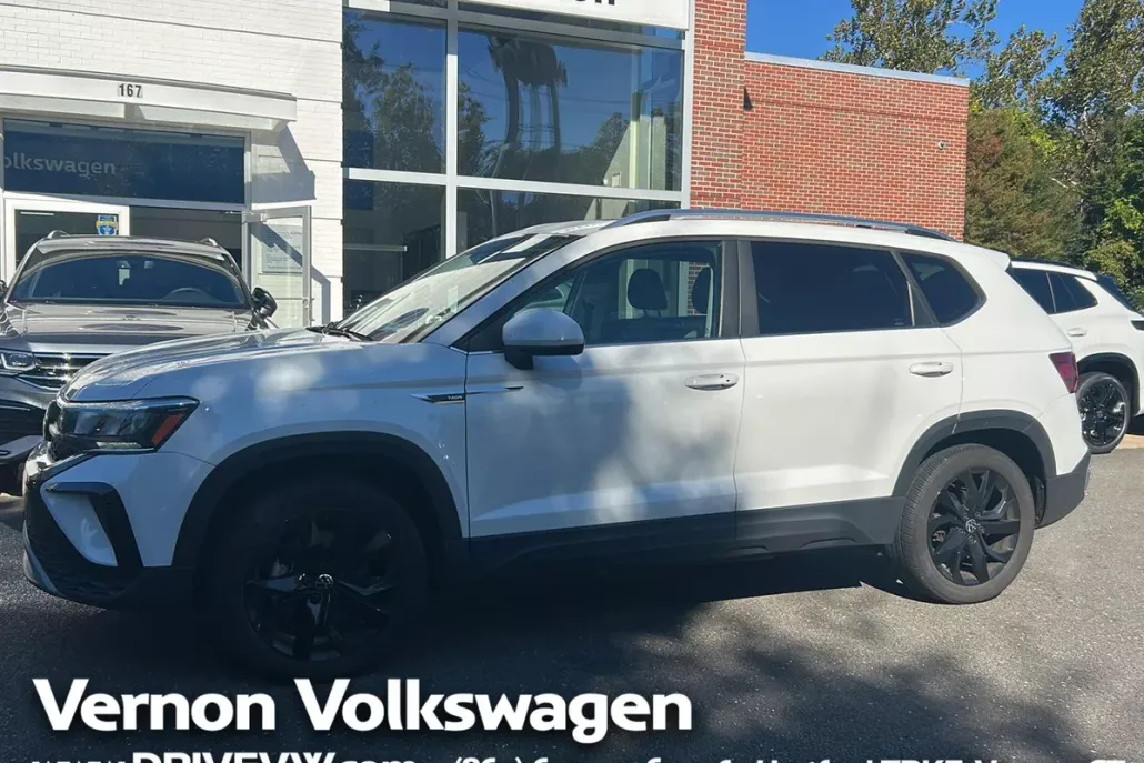 2023 Volkswagen Taos SE photo 1