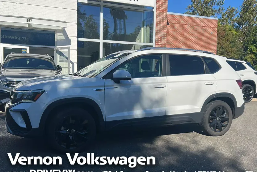2023 Volkswagen Taos SE photo 1