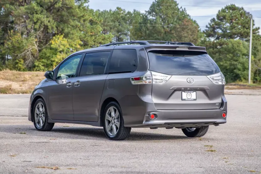 2018 Toyota Sienna SE Premium photo 1