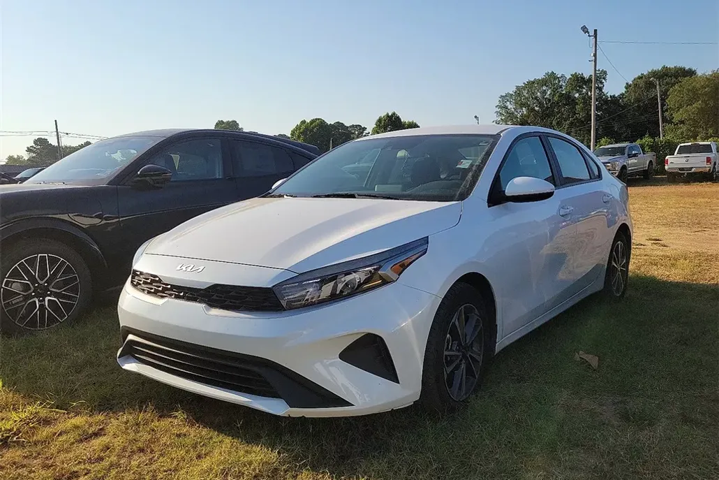 2022 Kia Forte LXS photo 1