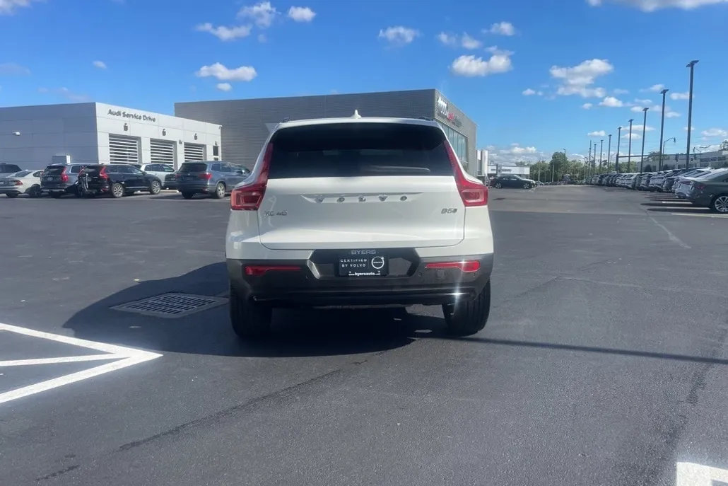2025 Volvo XC40 Plus photo 1