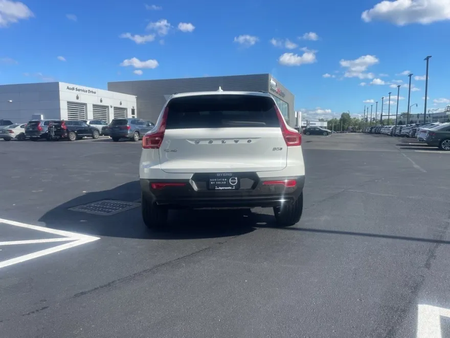 2025 Volvo XC40 Plus photo 1