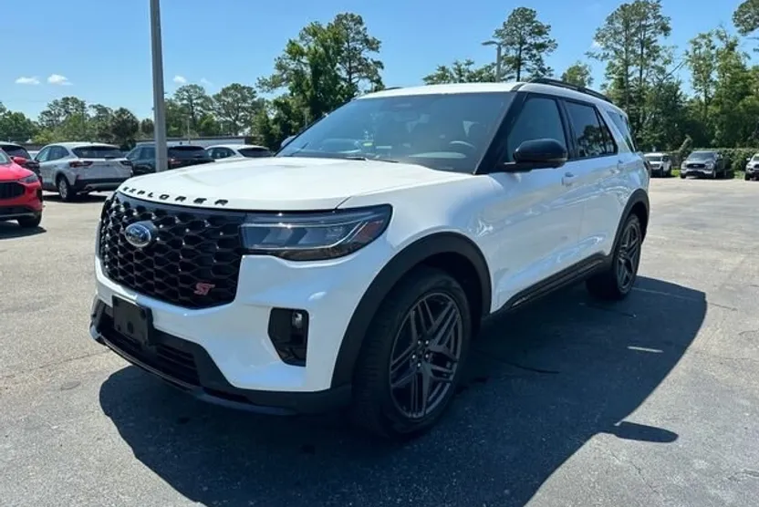 2025 Ford Explorer ST photo 1