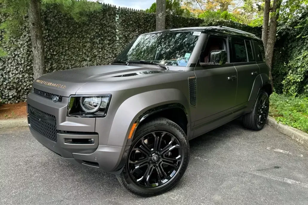 2025 Land Rover Defender 110 photo 1
