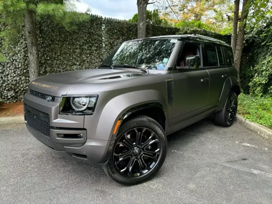 2025 Land Rover Defender 110 photo 1