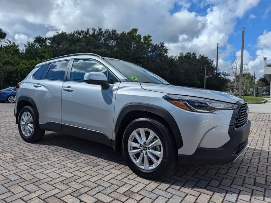 2023 Toyota Corolla Cross LE photo 1