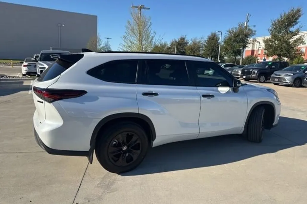 2024 Toyota Highlander Hybrid XLE photo 1
