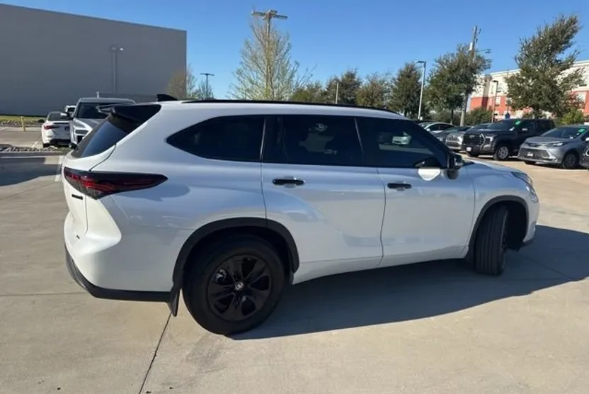 2024 Toyota Highlander Hybrid XLE photo 1