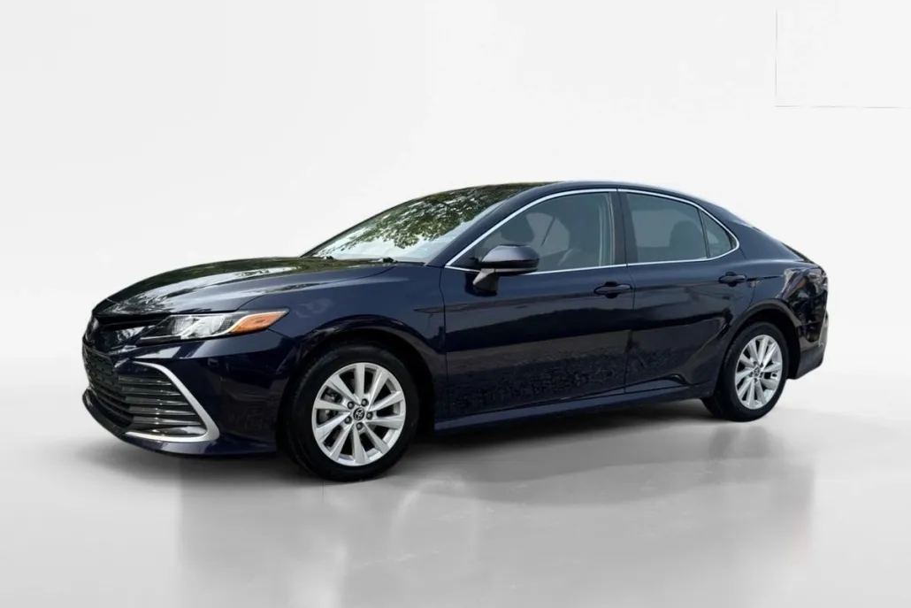 2022 Toyota Camry LE photo 1