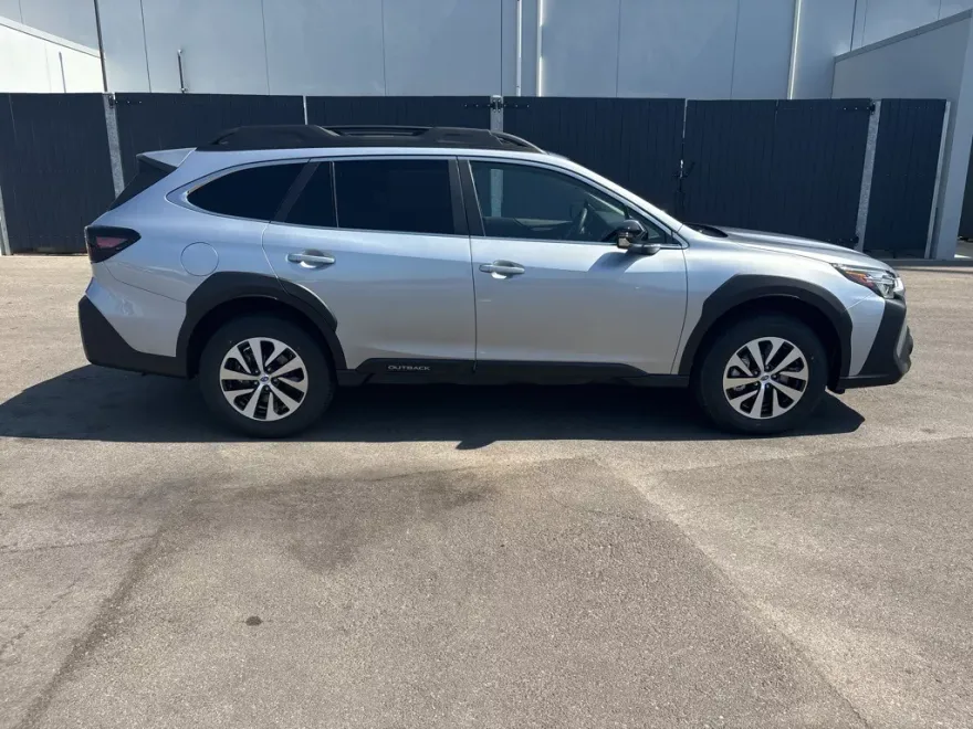 2025 Subaru Outback Premium photo 1