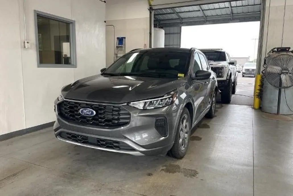 2023 Ford Escape ST-Line photo 1