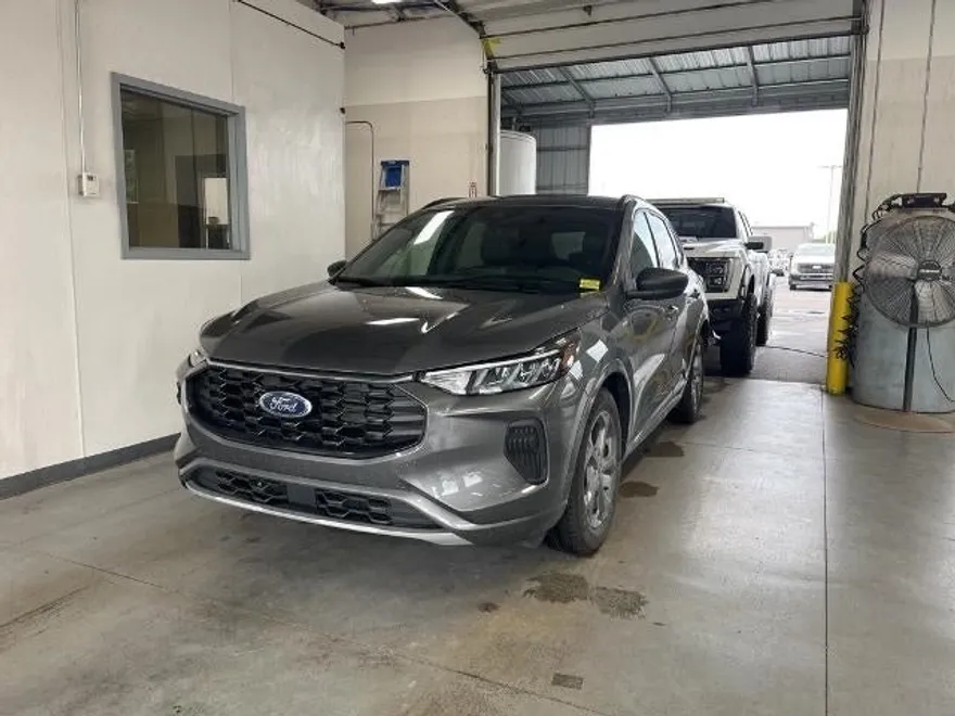2023 Ford Escape ST-Line photo 1