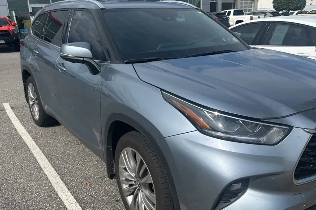 2024 Toyota Highlander Hybrid Platinum photo 1