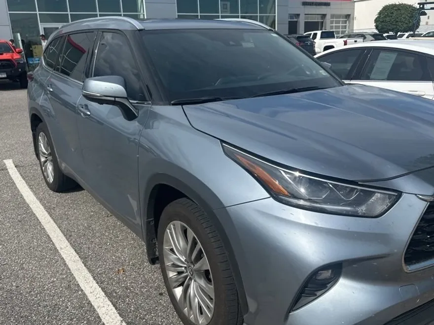 2024 Toyota Highlander Hybrid Platinum photo 1