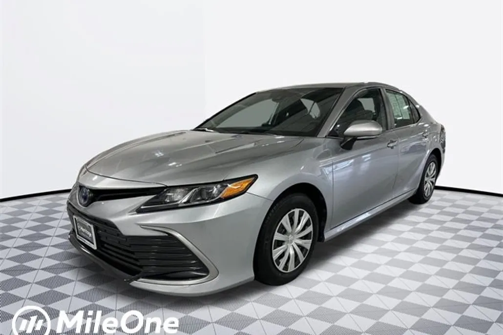 2022 Toyota Camry Hybrid LE photo 1