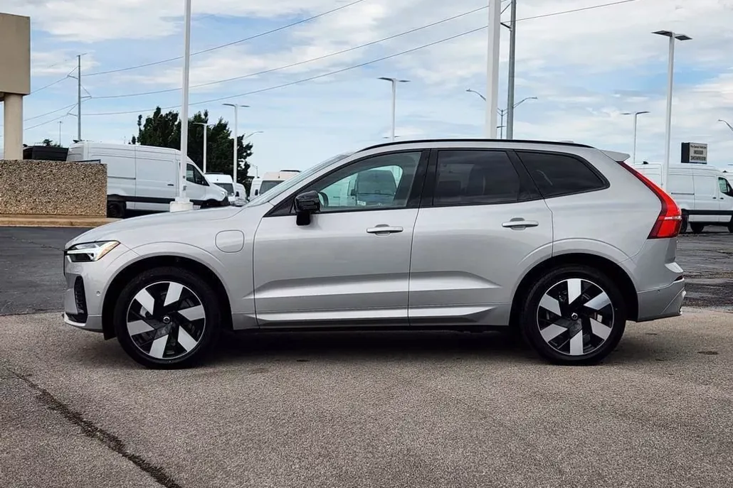 2025 Volvo XC60 Hybrid Plus photo 1