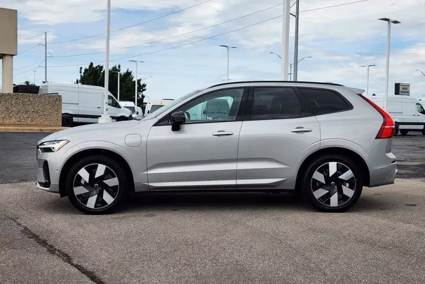2025 Volvo XC60 Hybrid Plus photo 1