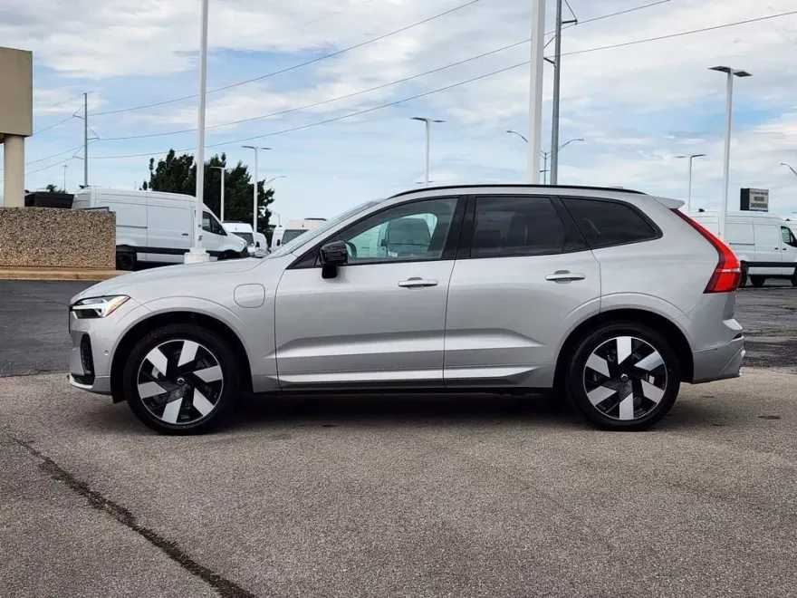 2025 Volvo XC60 Hybrid Plus photo 1