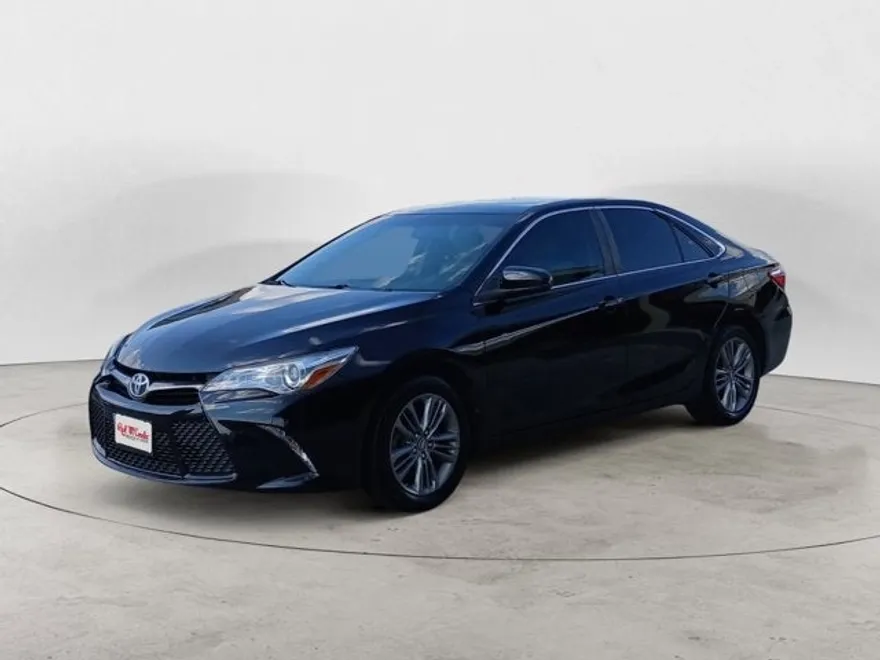 2016 Toyota Camry SE photo 1