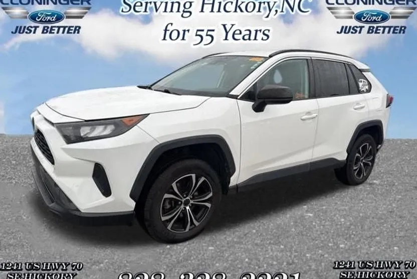 2019 Toyota RAV4 LE photo 1
