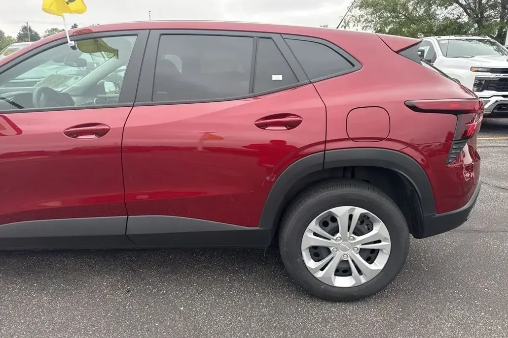 2025 Chevrolet Trax LS photo 1