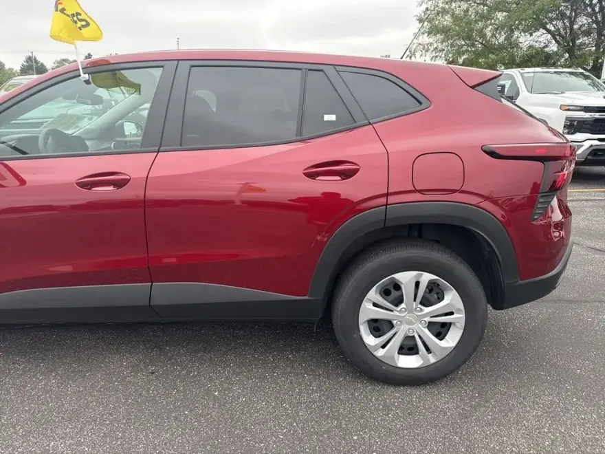 2025 Chevrolet Trax LS photo 1