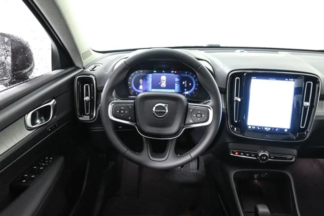 2025 Volvo XC40 Core photo 1
