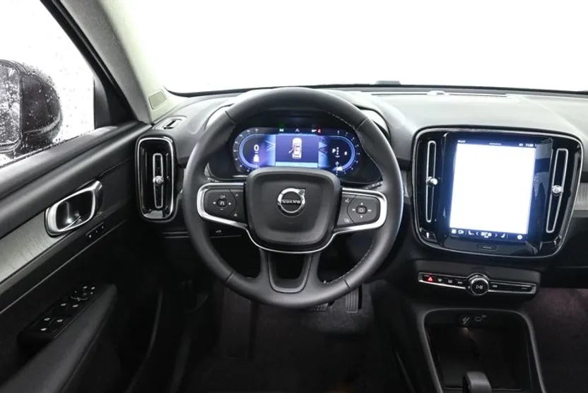 2025 Volvo XC40 Core photo 1