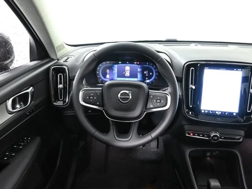 2025 Volvo XC40 Core photo 1