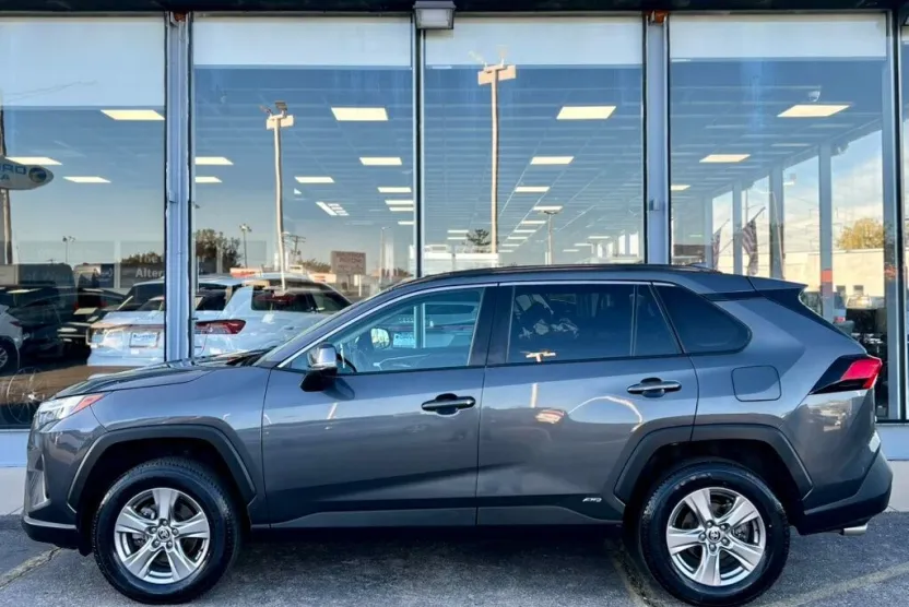 2024 Toyota RAV4 Hybrid XLE photo 1