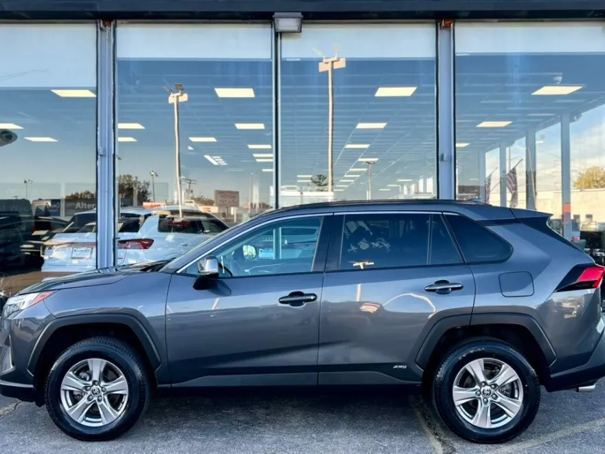 2024 Toyota RAV4 Hybrid XLE photo 1