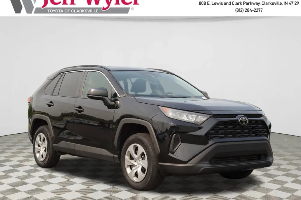 2021 Toyota RAV4 LE photo 1