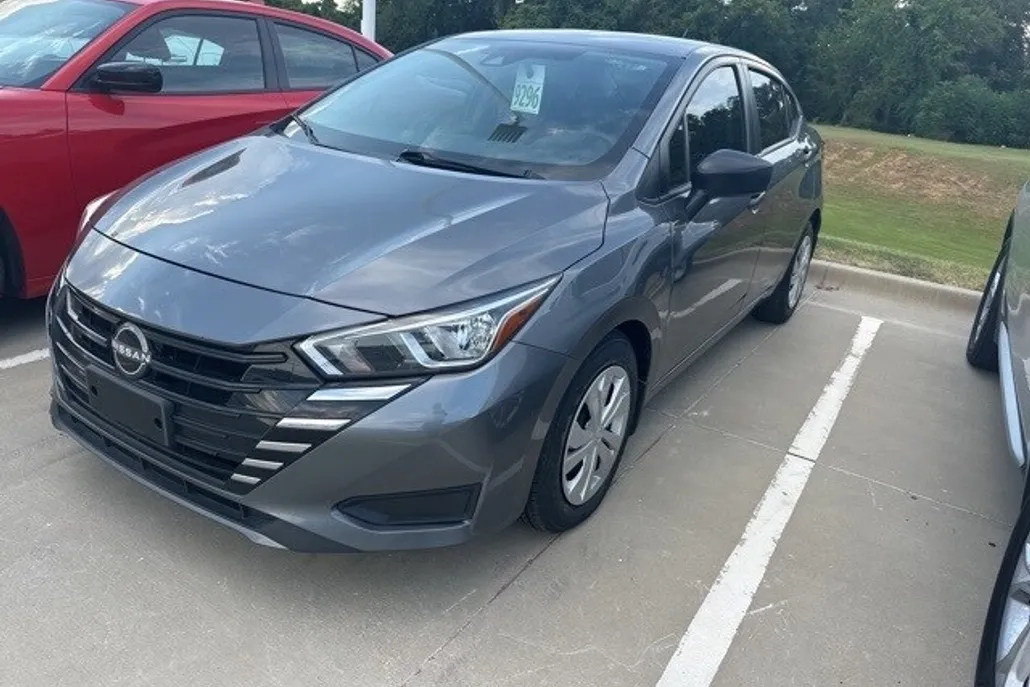 2024 Nissan Versa 1.6 S photo 1