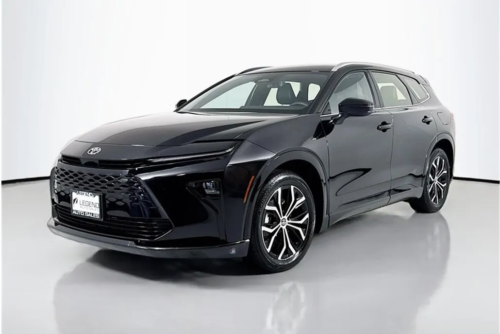 2025 Toyota Crown Signia XLE photo 1